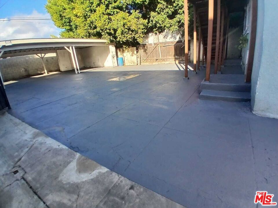327 W 58th Street Property Photo 6