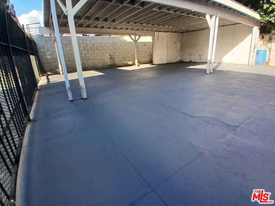 327 W 58th Street Property Photo 7