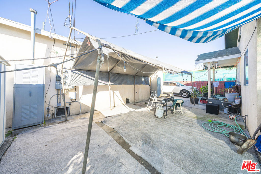 1320 E 41st Place Property Photo 3