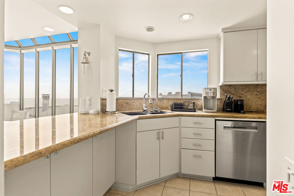 3616 The Strand C Property Photo 12