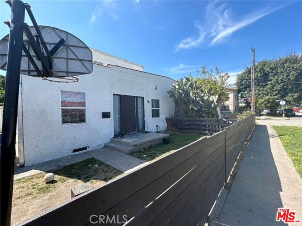 2701 S Cloverdale Avenue Property Photo 9
