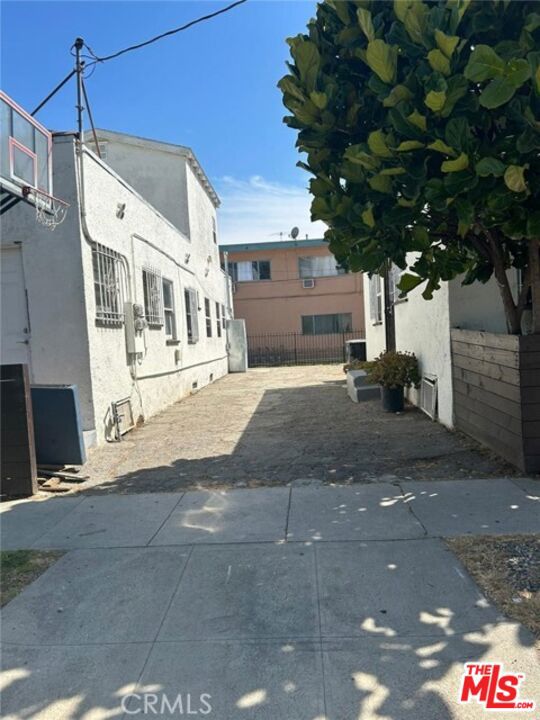 2701 S Cloverdale Avenue Property Photo 16