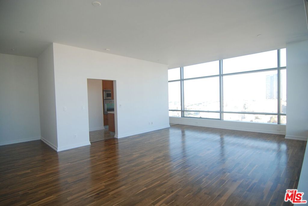 900 W Olympic Boulevard 30k Property Photo 2