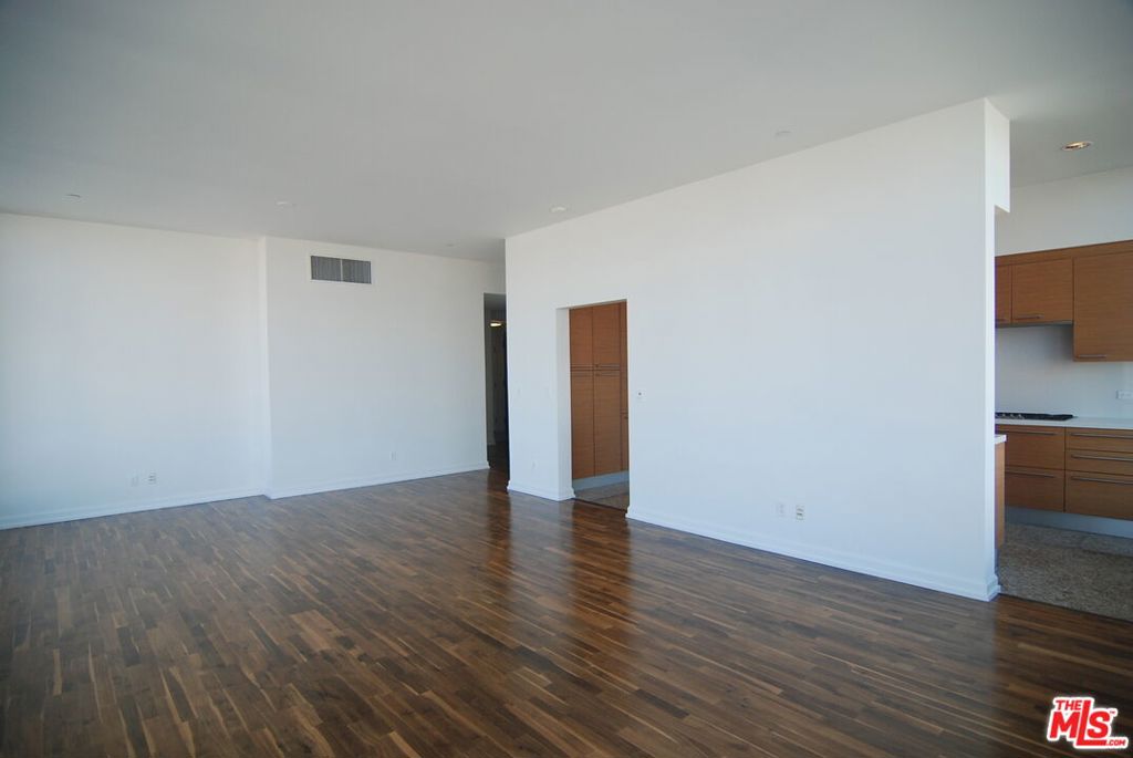 900 W Olympic Boulevard 30k Property Photo 4