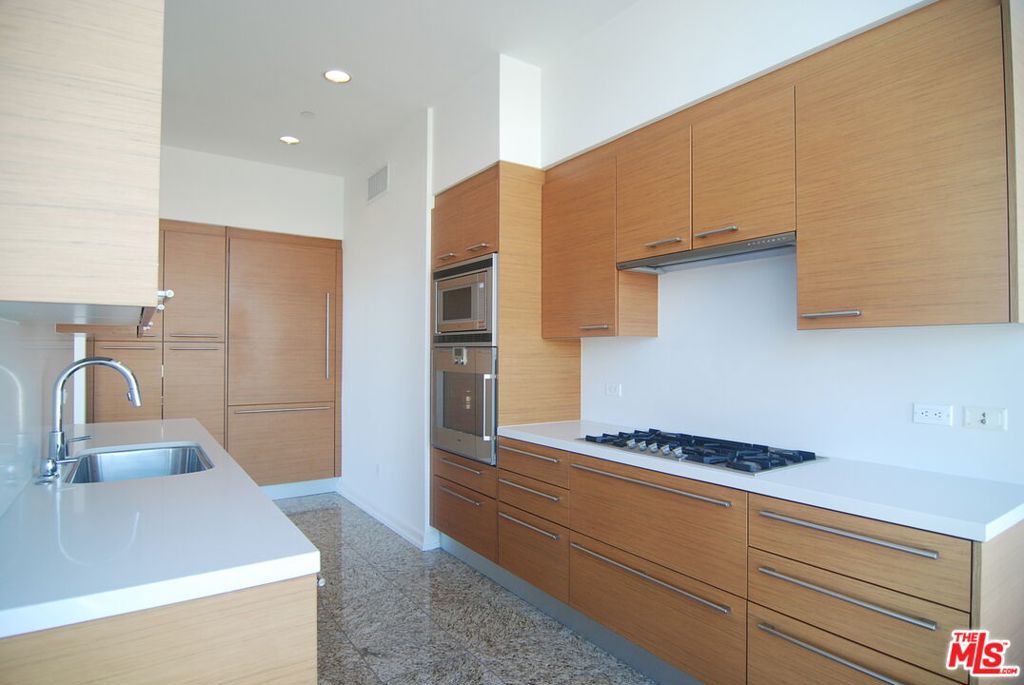 900 W Olympic Boulevard 30k Property Photo 7