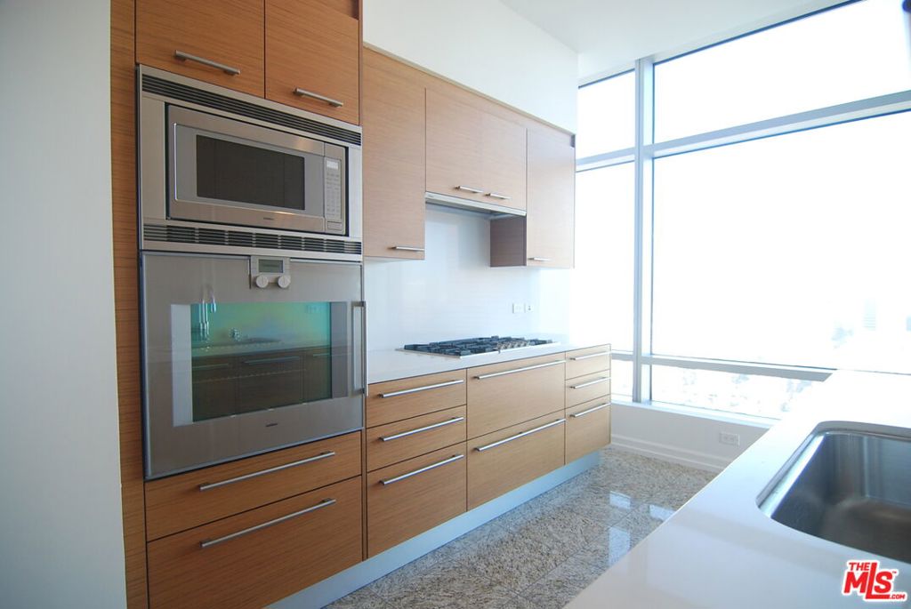 900 W Olympic Boulevard 30k Property Photo 9