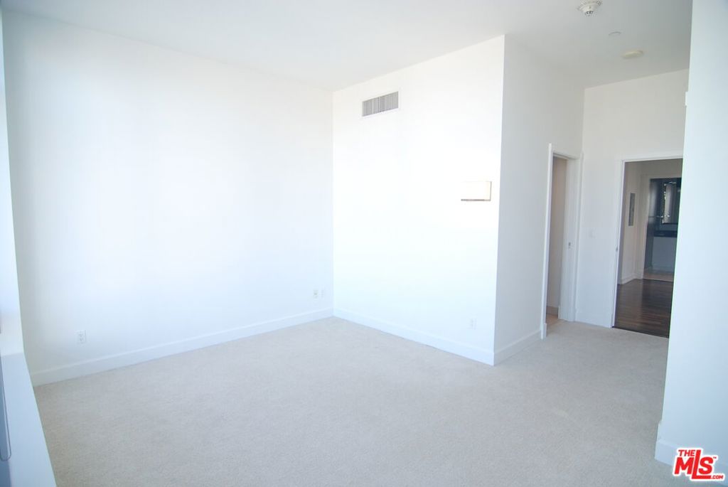 900 W Olympic Boulevard 30k Property Photo 13