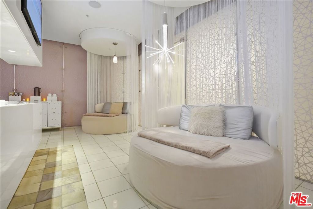 900 W Olympic Boulevard 30k Property Photo 33