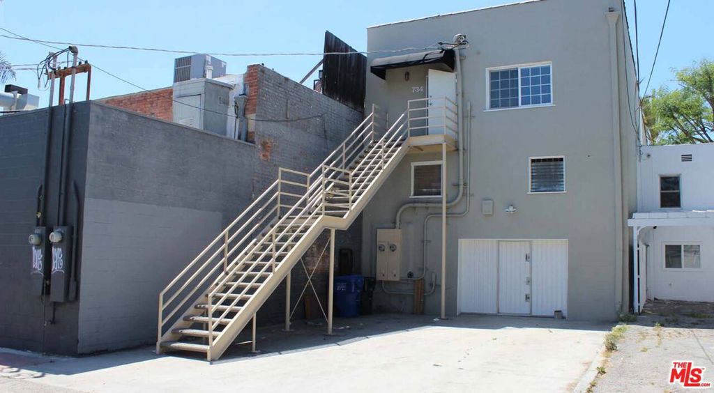 736 N Highland Avenue Property Photo 8