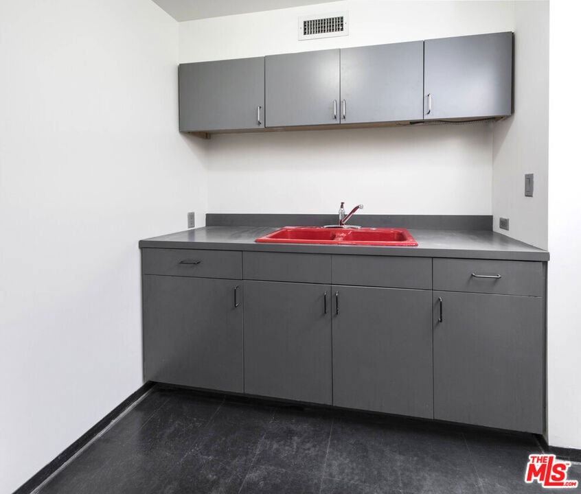 736 N Highland Avenue Property Photo 16