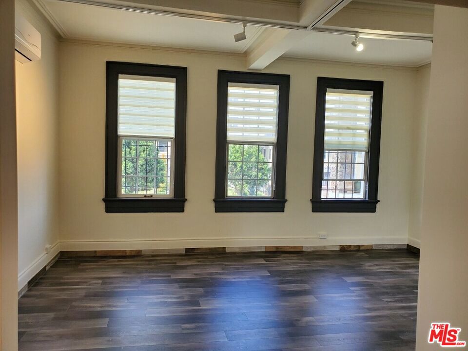 1214 S Norton Avenue Property Photo 13