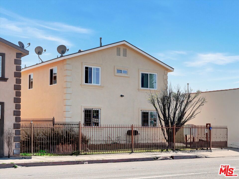 8110 S San Pedro Street Property Photo 2