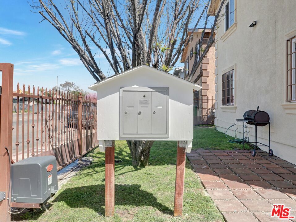 8110 S San Pedro Street Property Photo 6