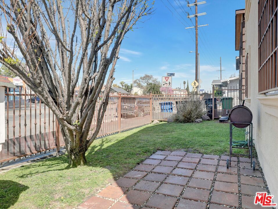 8110 S San Pedro Street Property Photo 7