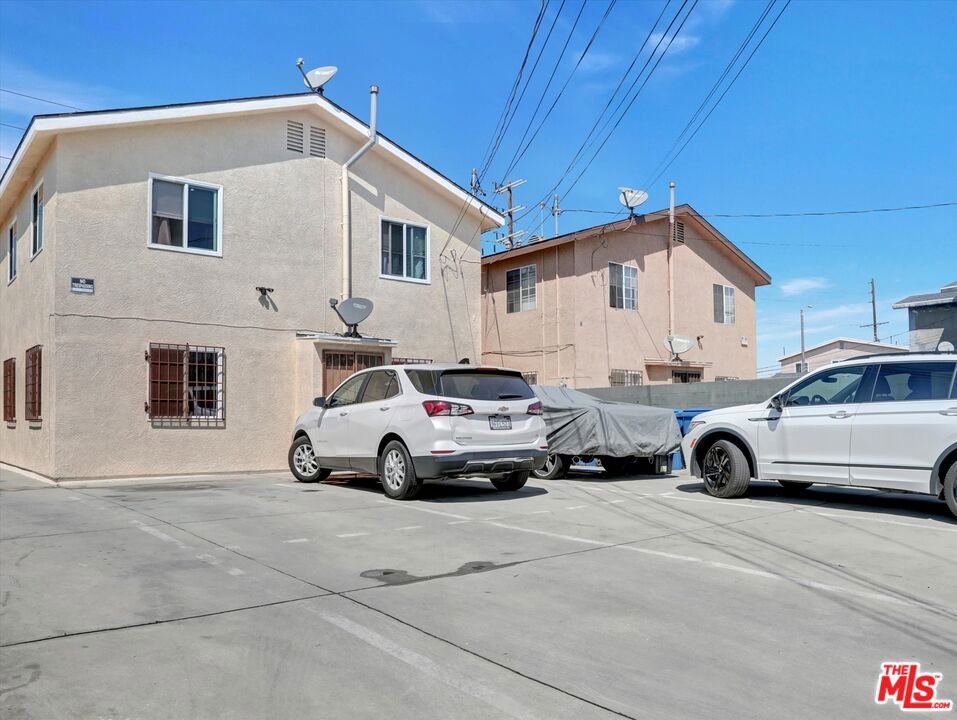 8110 S San Pedro Street Property Photo 8