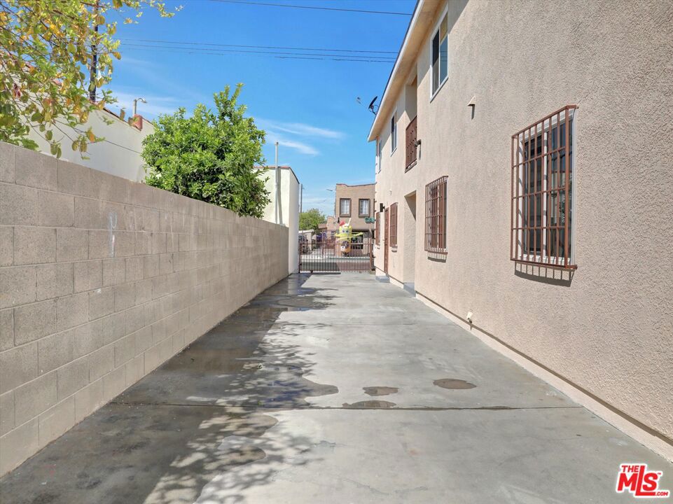 8110 S San Pedro Street Property Photo 9
