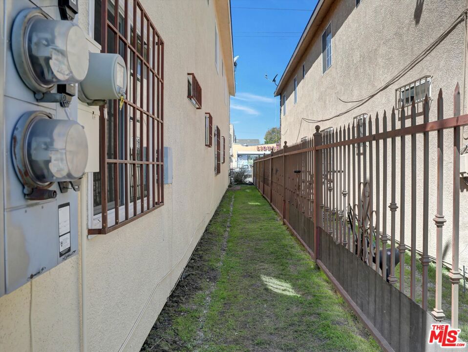 8110 S San Pedro Street Property Photo 10