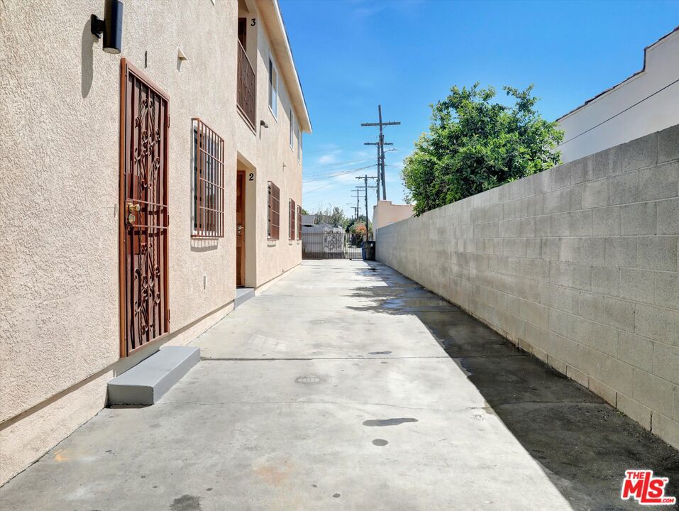 8110 S San Pedro Street Property Photo 12