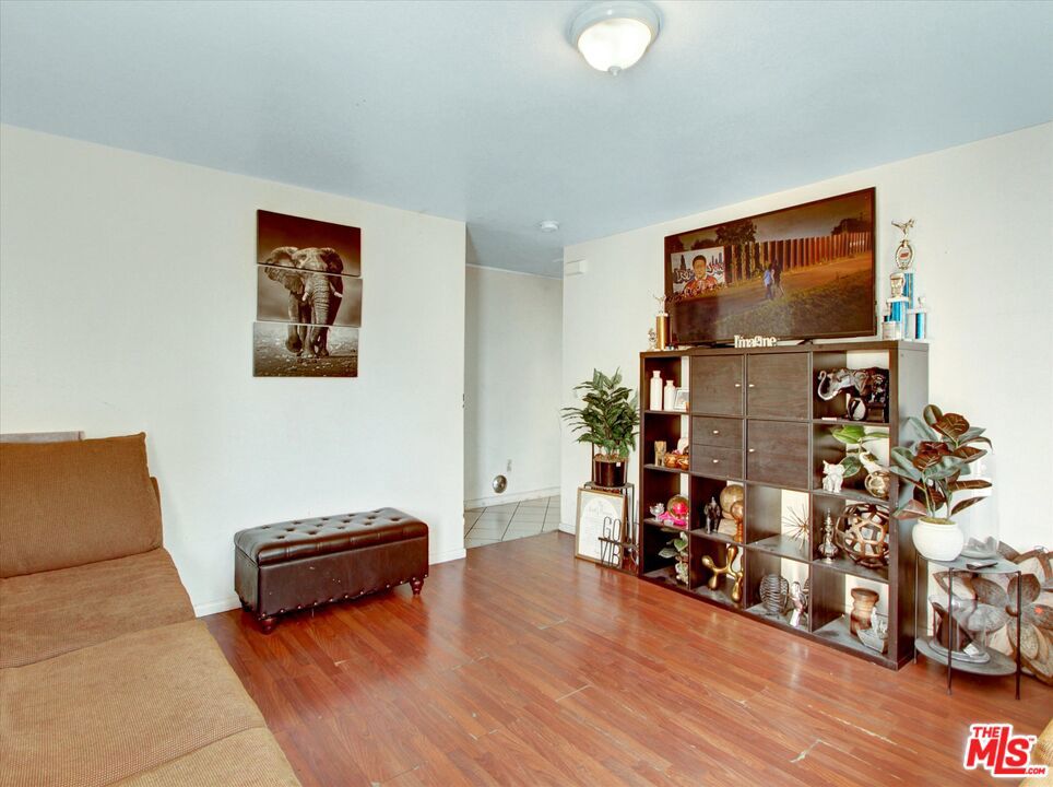 8110 S San Pedro Street Property Photo 14
