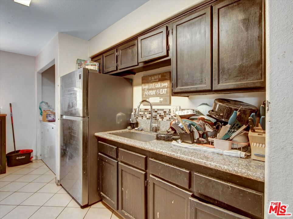 8110 S San Pedro Street Property Photo 16