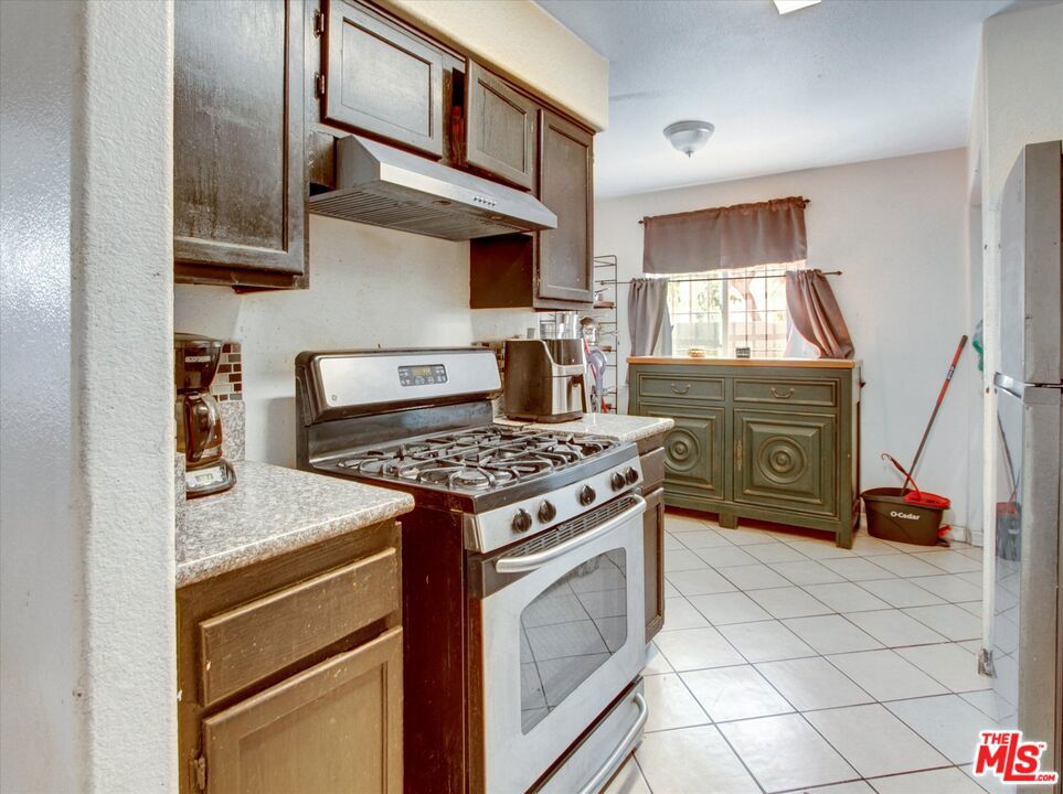 8110 S San Pedro Street Property Photo 17