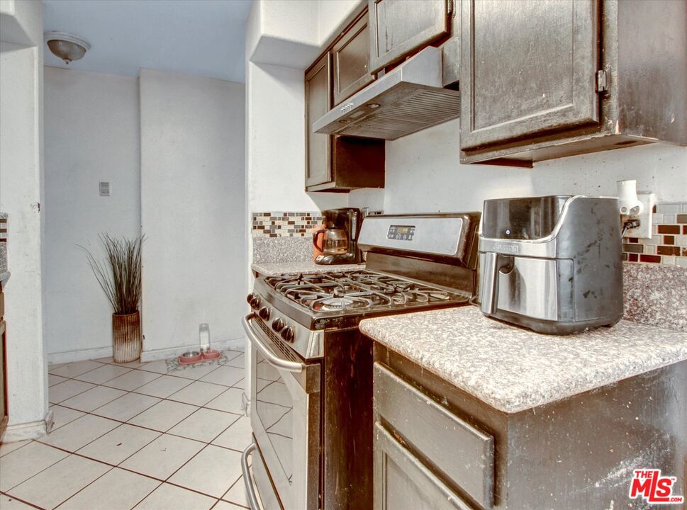 8110 S San Pedro Street Property Photo 18