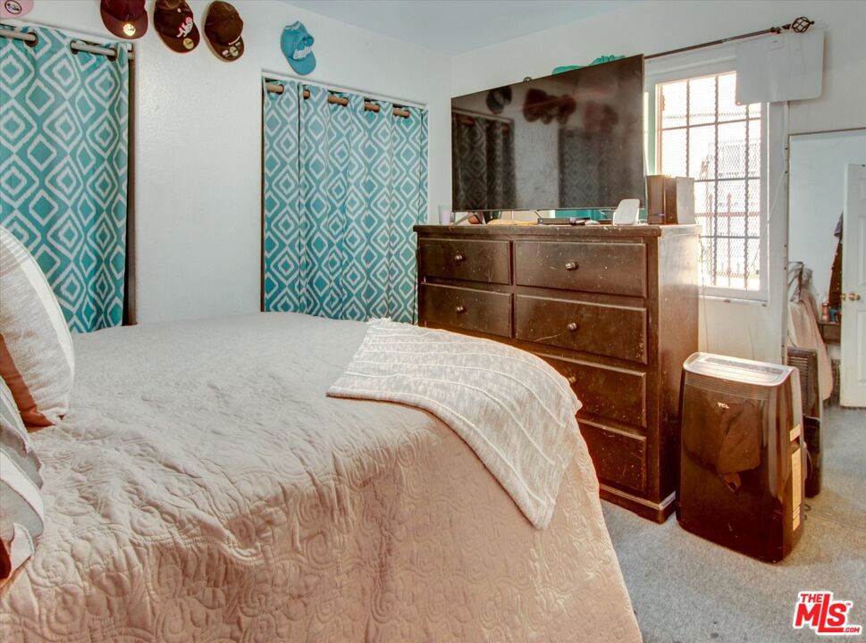 8110 S San Pedro Street Property Photo 24