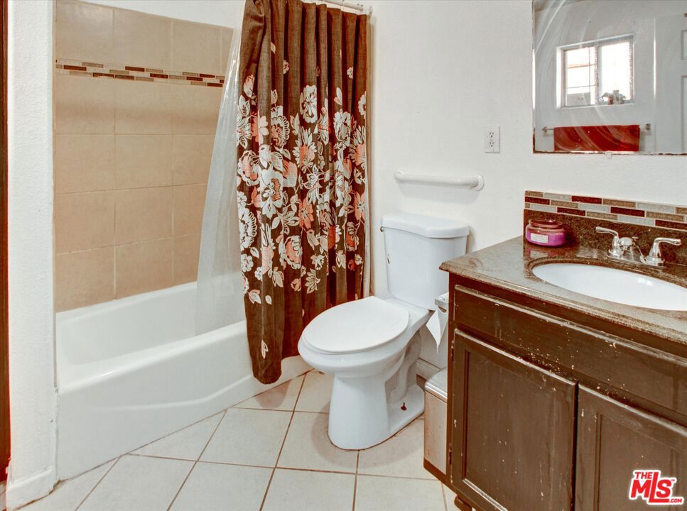 8110 S San Pedro Street Property Photo 26