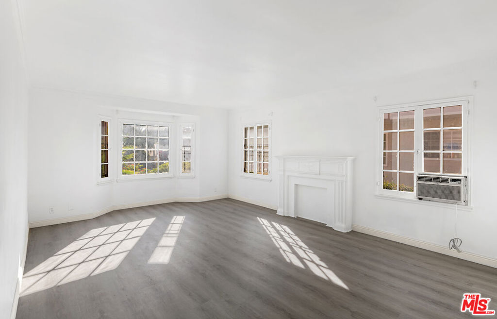 1527 S Bedford Street Property Photo 4
