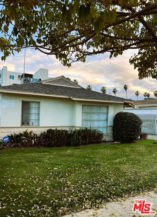 14810 Sylvan Street Property Photo 2