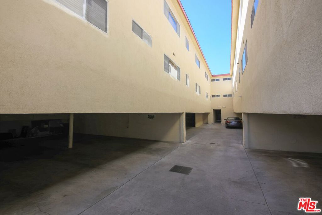 1827 N Van Ness Avenue Property Photo 5