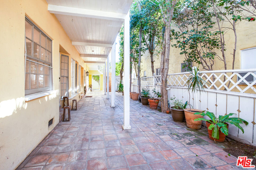 212 S Lasky Drive 3 Property Photo 2