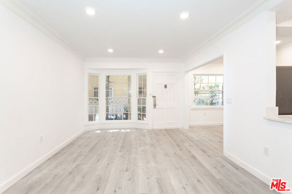 212 S Lasky Drive 3 Property Photo 6