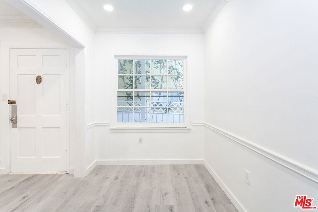 212 S Lasky Drive 3 Property Photo 8
