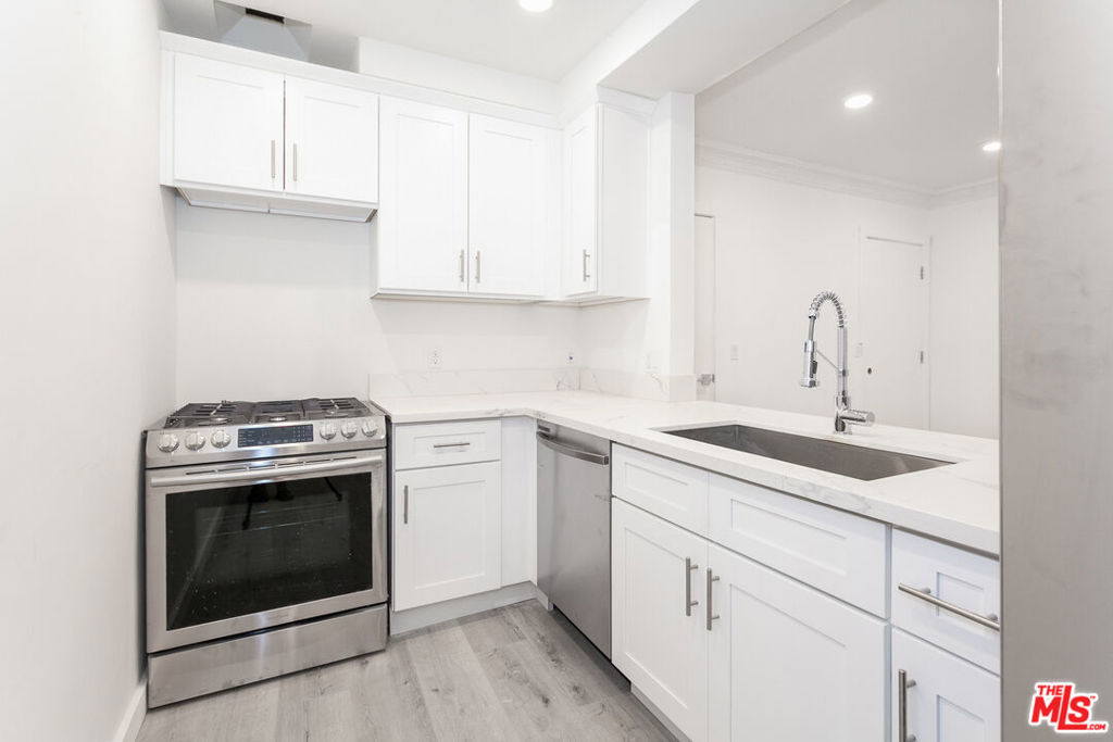 212 S Lasky Drive 3 Property Photo 10