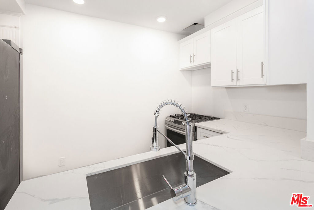 212 S Lasky Drive 3 Property Photo 11