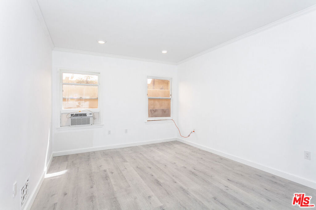 212 S Lasky Drive 3 Property Photo 12