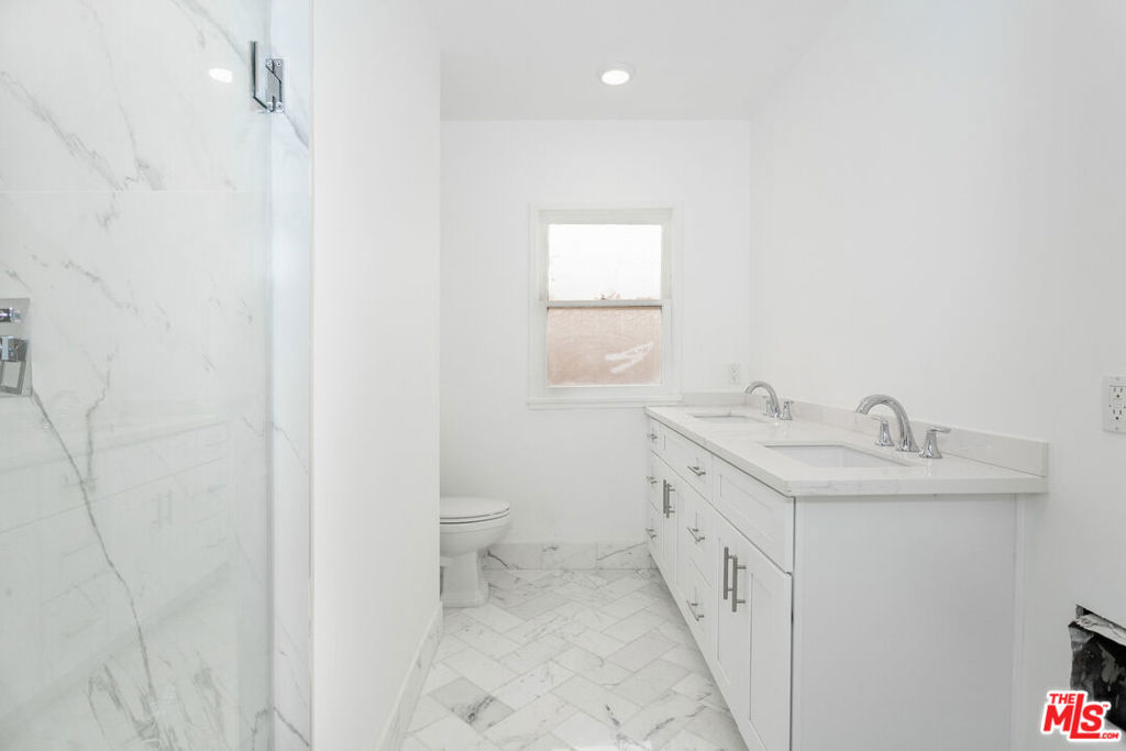 212 S Lasky Drive 3 Property Photo 13
