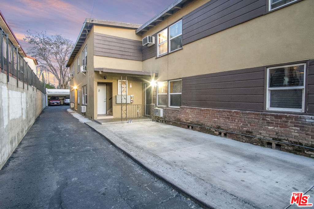7260 Canby Avenue Property Photo 2