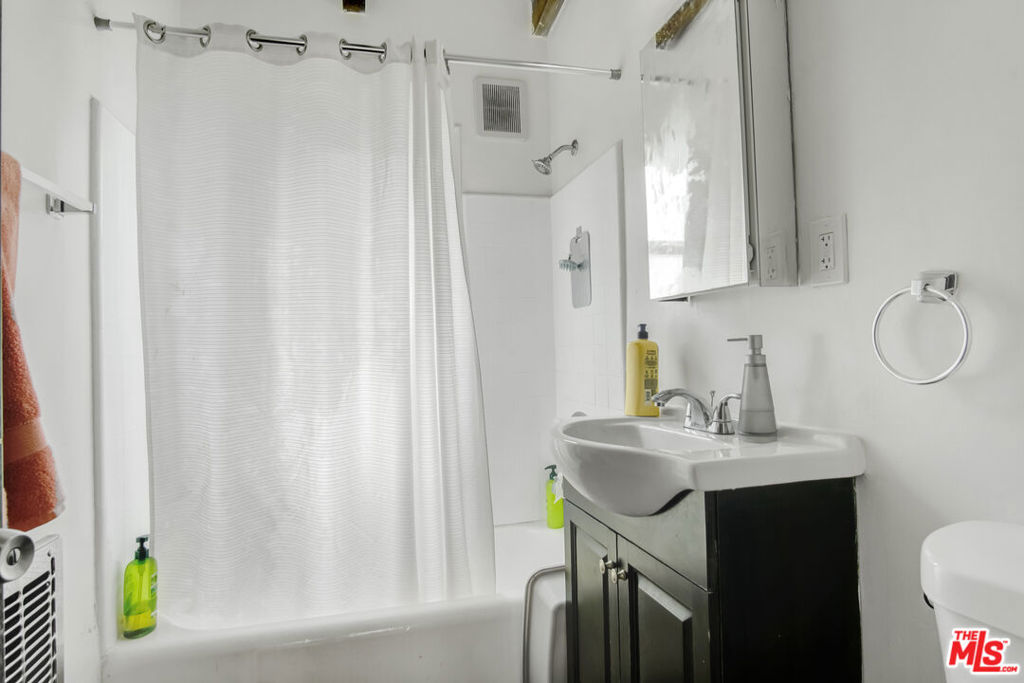 7260 Canby Avenue Property Photo 10