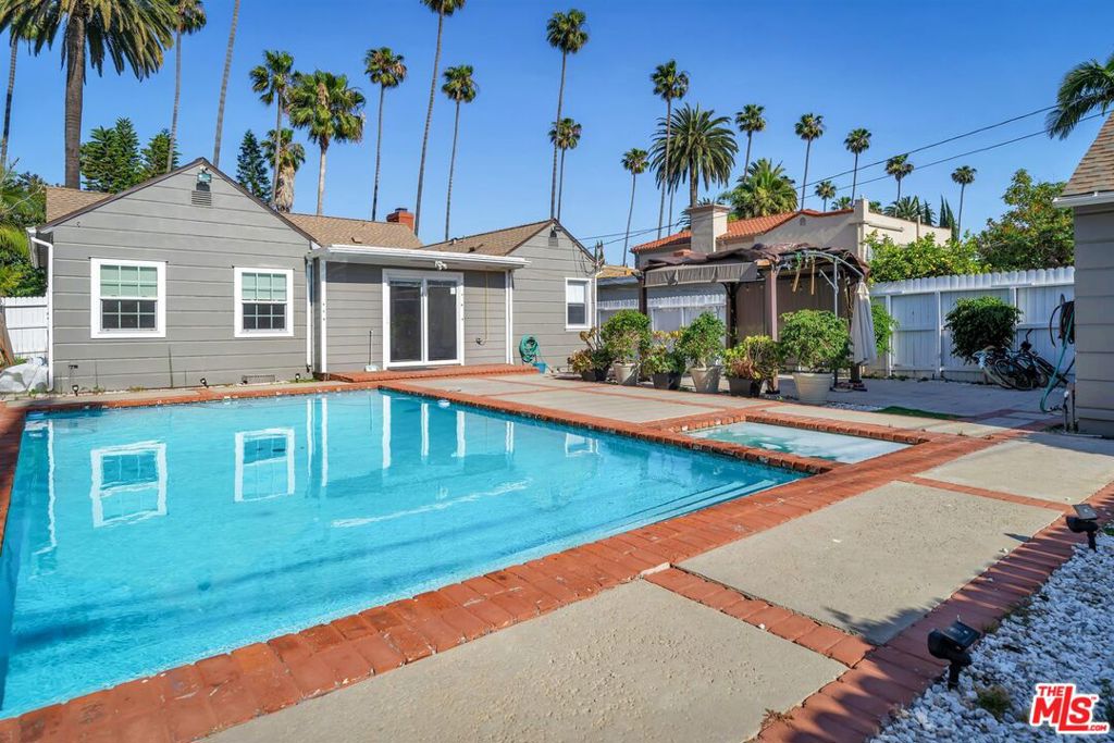 121 N Doheny Drive Property Photo