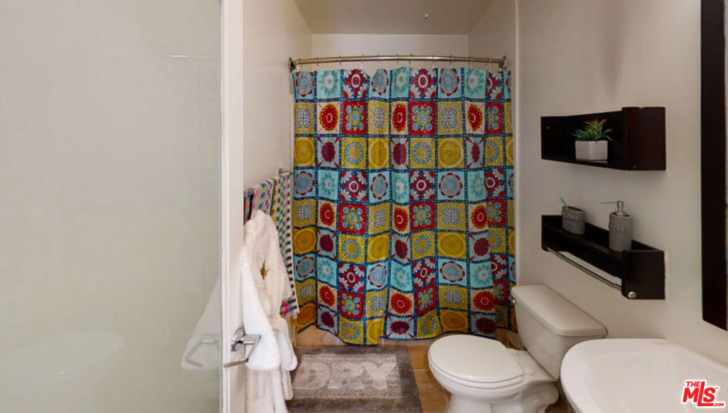 901 S Broadway 402 Property Photo 4