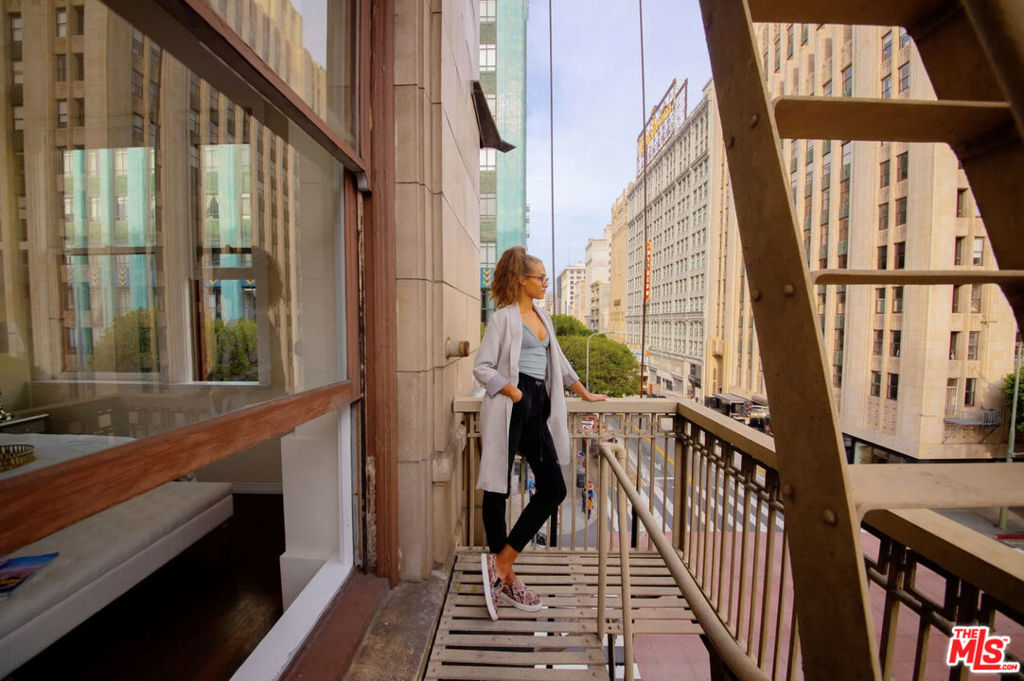 901 S Broadway 402 Property Photo 6