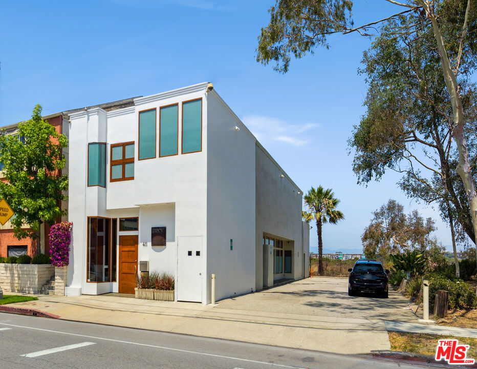 411 Culver Boulevard Property Photo