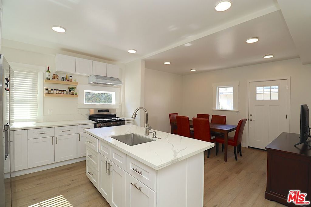 2739 S Budlong Avenue Property Photo 7