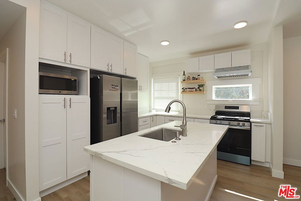 2739 S Budlong Avenue Property Photo 9