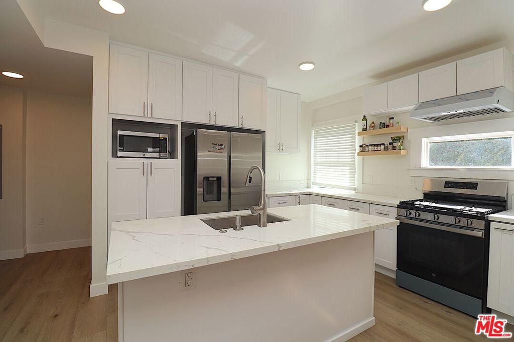 2739 S Budlong Avenue Property Photo 10