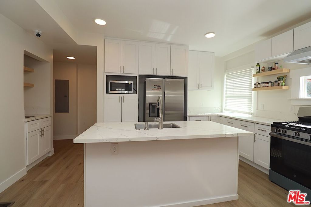 2739 S Budlong Avenue Property Photo 12