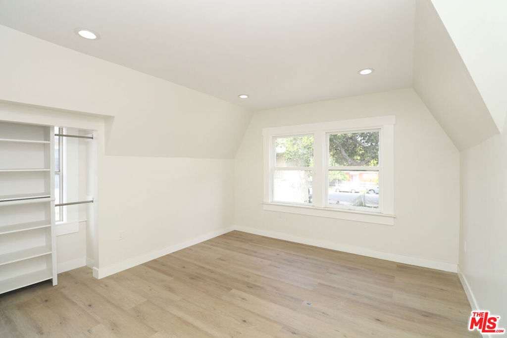 2739 S Budlong Avenue Property Photo 18
