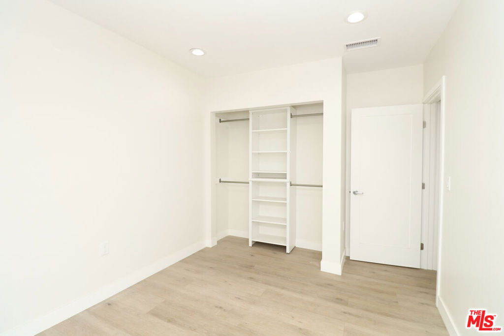 2739 S Budlong Avenue Property Photo 20